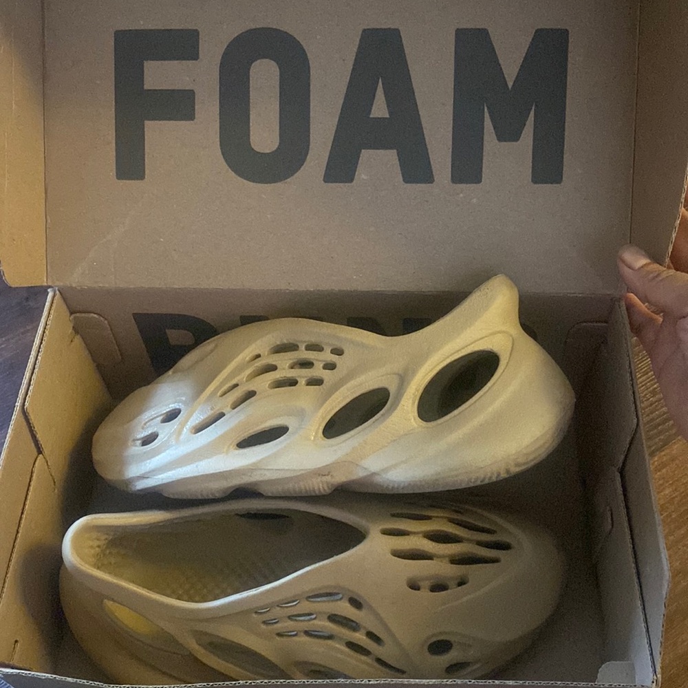 Size 6 kids foam runners